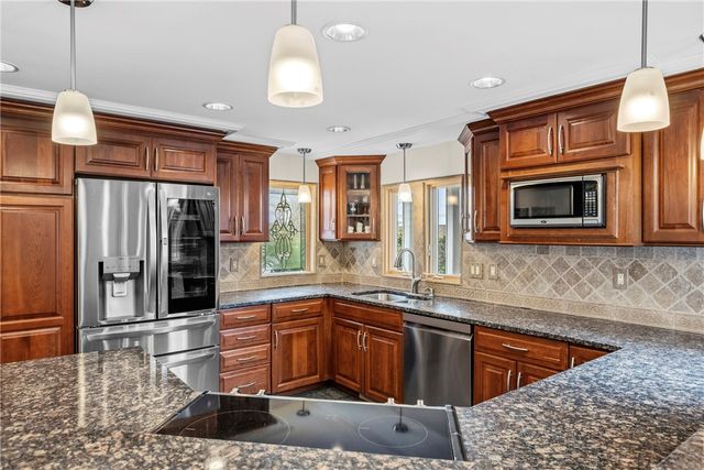 21 Crestwood Road, Warwick, RI 02886