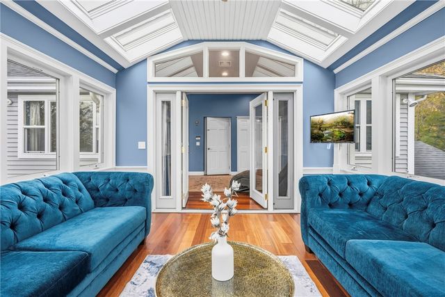 21 Crestwood Road, Warwick, RI 02886