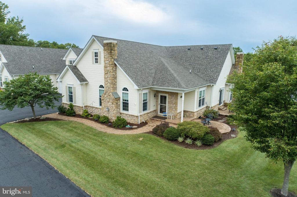 1075 BURGUNDY CIR, PENNSBURG, PA 18073 — photo 2