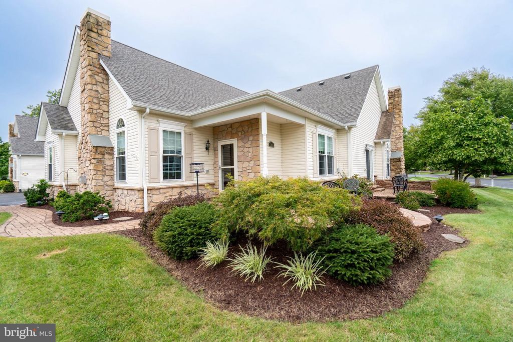 1075 BURGUNDY CIR, PENNSBURG, PA 18073 — photo 3