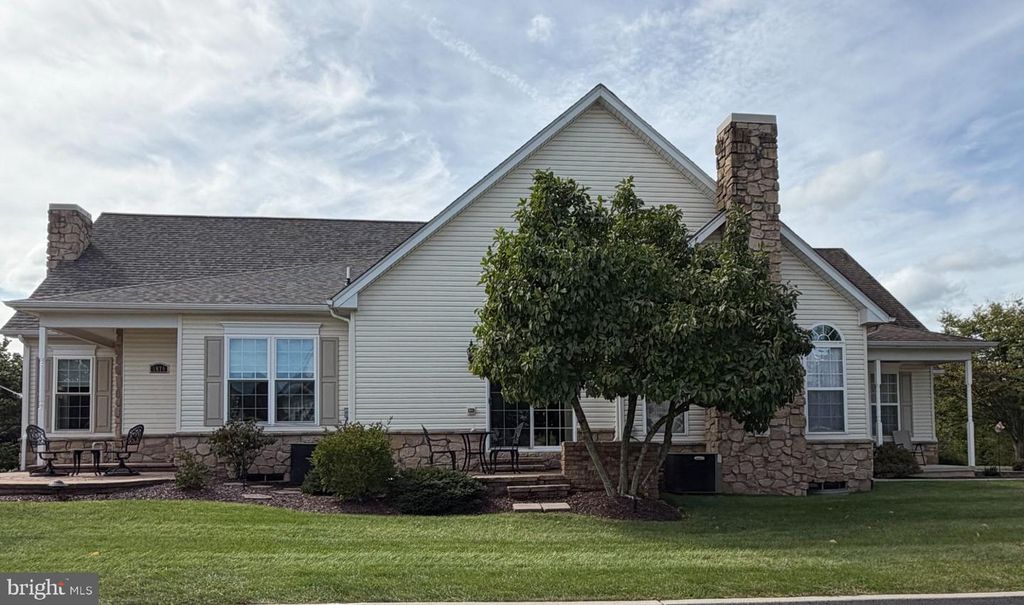 1075 BURGUNDY CIR, PENNSBURG, PA 18073 — photo 4