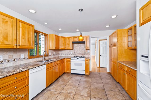 88 Cedarwood Ln, Sagle, ID 83860