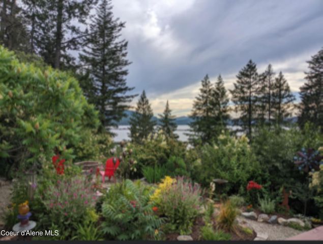88 Cedarwood Ln, Sagle, ID 83860