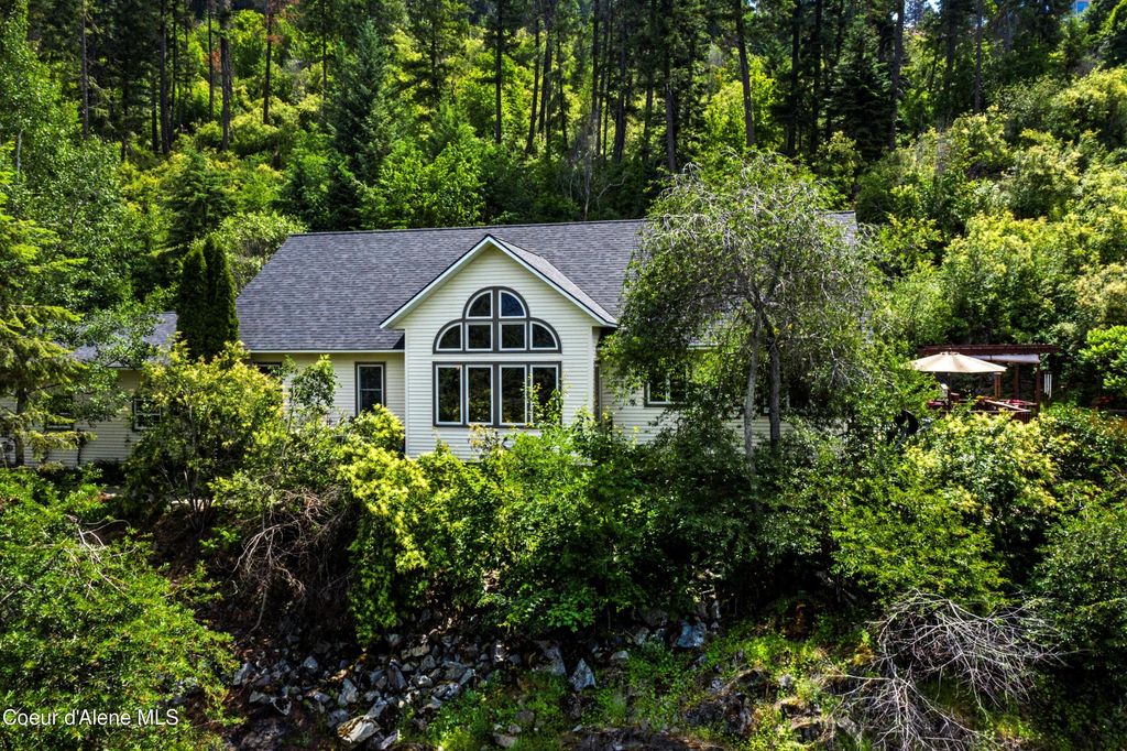 88 Cedarwood Ln, Sagle, ID 83860
