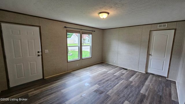 6815 Memory Ln, Louisville, KY 40258