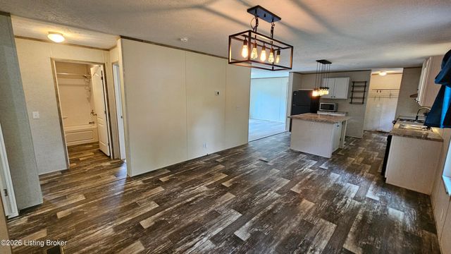 6815 Memory Ln, Louisville, KY 40258