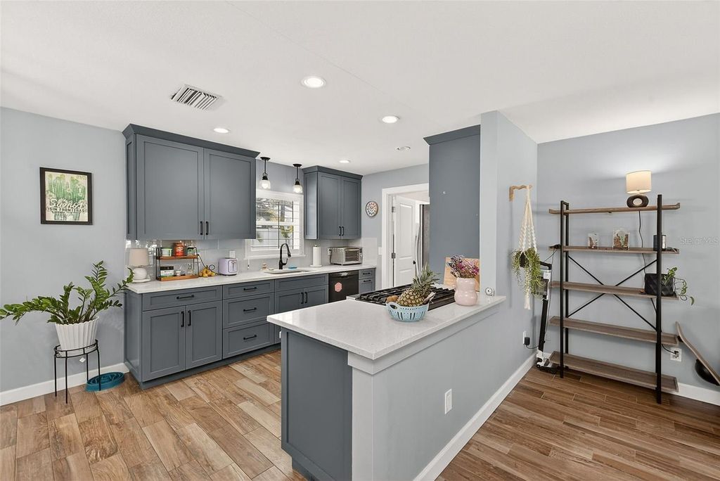 Image 10 of property listing at 1841 KAY DRIVE, Largo, FL 33770