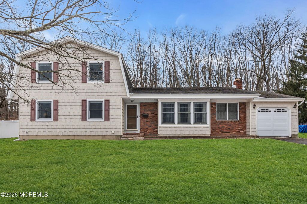 48 Newbury Road, Howell, NJ 07731