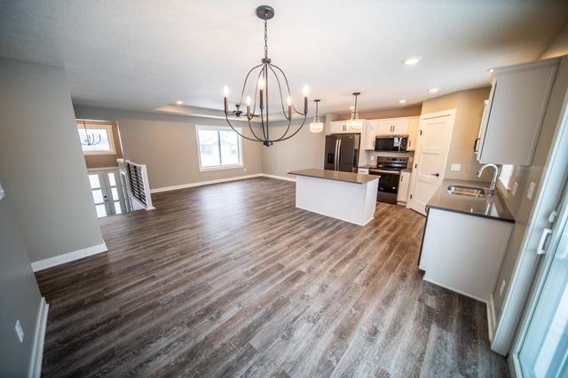 809 5th Avenue NW, Dodge Center, MN 55927