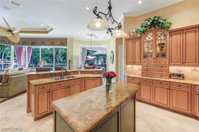 2350 Cheshire LN, Naples, FL 34109