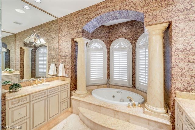 2350 Cheshire LN, Naples, FL 34109