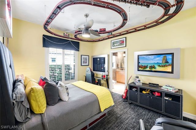 2350 Cheshire LN, Naples, FL 34109