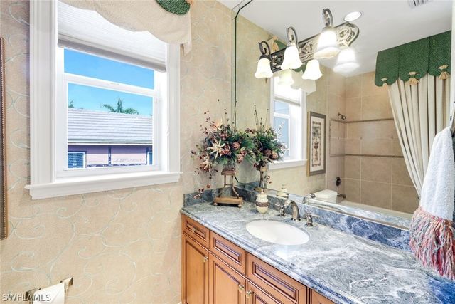 2350 Cheshire LN, Naples, FL 34109