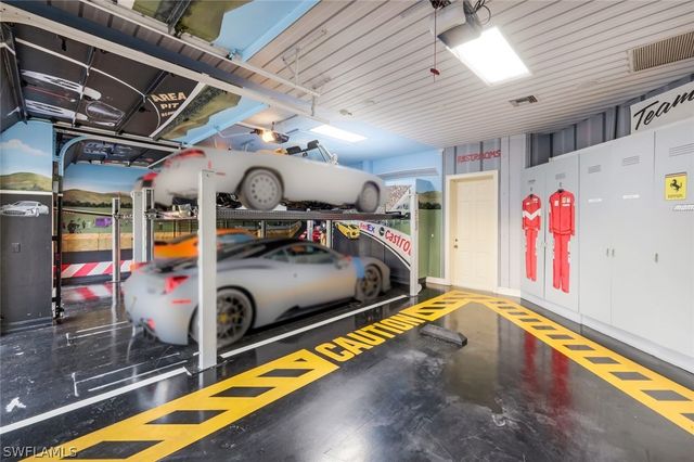 2350 Cheshire LN, Naples, FL 34109