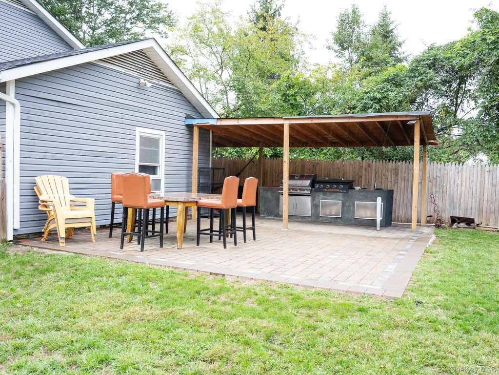 4 Wallace Court, Huntington Station, NY 11746 — photo 2