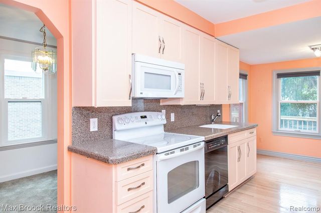 10145 Borgman Avenue, Huntington Woods, MI 48070