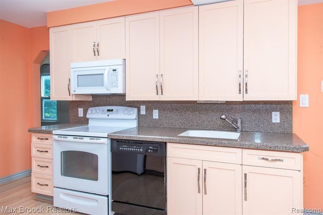 10145 Borgman Avenue, Huntington Woods, MI 48070