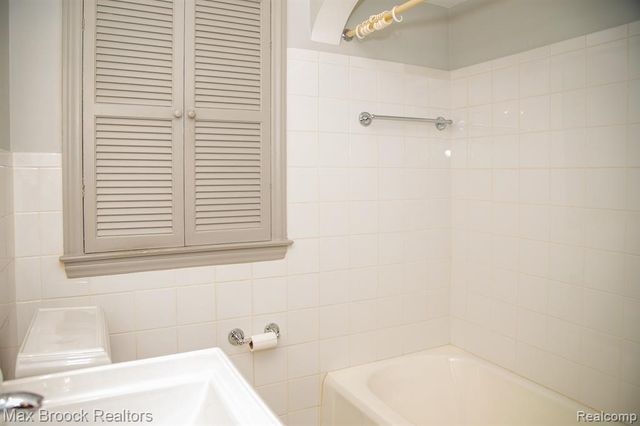 10145 Borgman Avenue, Huntington Woods, MI 48070