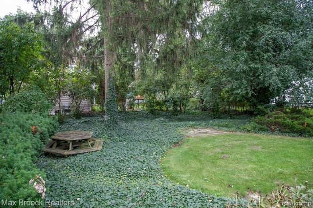 10145 Borgman Avenue, Huntington Woods, MI 48070