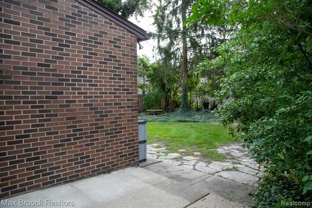 10145 Borgman Avenue, Huntington Woods, MI 48070