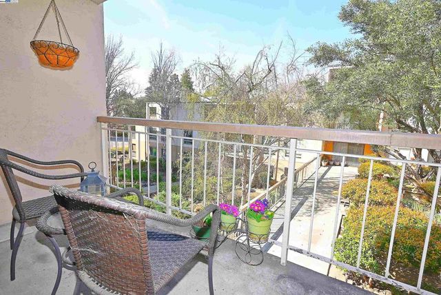 320 N Civic Dr 307, Walnut Creek, CA 94596