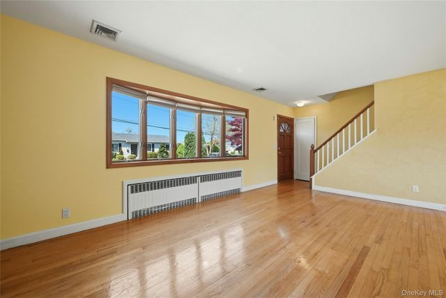 10 Bunny Lane, Amityville, NY 11701