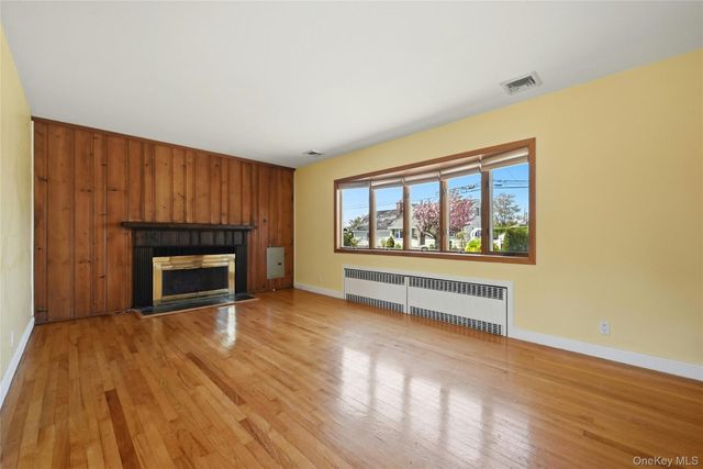 10 Bunny Lane, Amityville, NY 11701