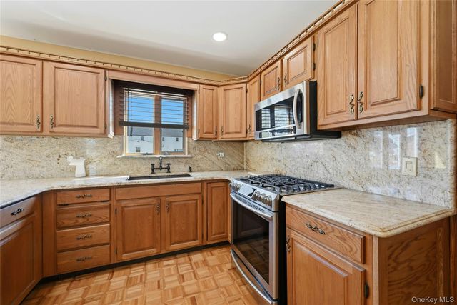 10 Bunny Lane, Amityville, NY 11701