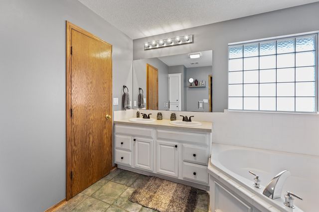 807 N Timberleaf Dr, Derby, KS 67037