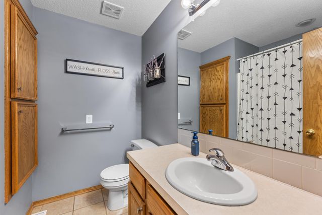 807 N Timberleaf Dr, Derby, KS 67037