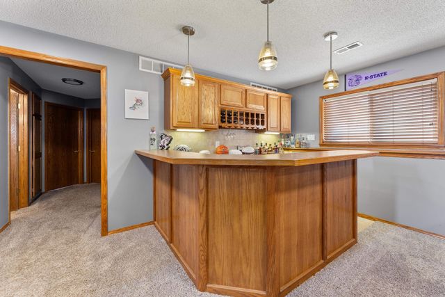 807 N Timberleaf Dr, Derby, KS 67037