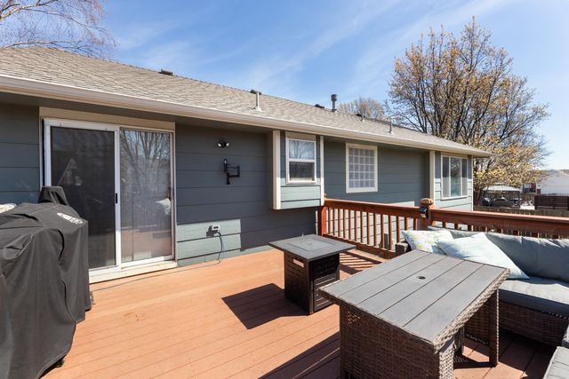 807 N Timberleaf Dr, Derby, KS 67037