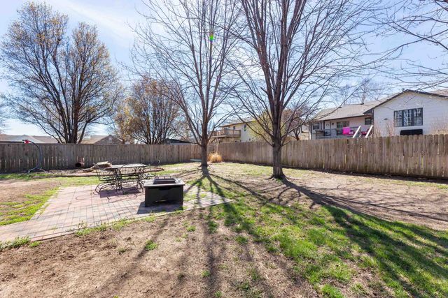 807 N Timberleaf Dr, Derby, KS 67037