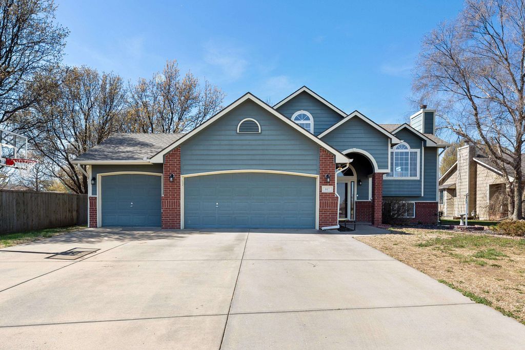 807 N Timberleaf Dr, Derby, KS 67037