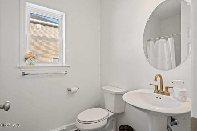 21 Bergen Place, Niskayuna, NY 12309