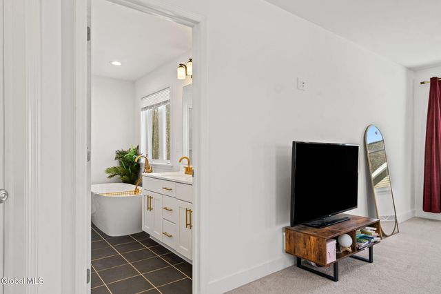 21 Bergen Place, Niskayuna, NY 12309