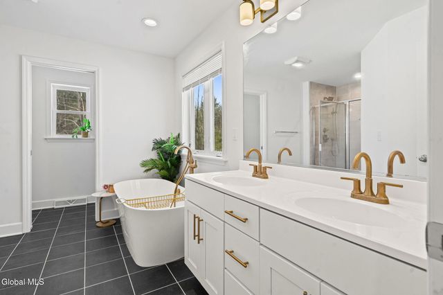 21 Bergen Place, Niskayuna, NY 12309