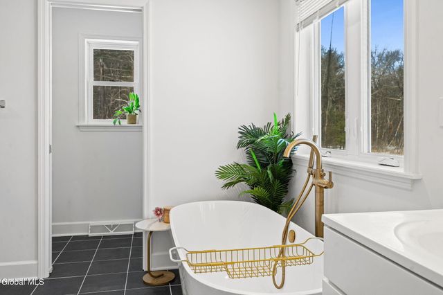 21 Bergen Place, Niskayuna, NY 12309