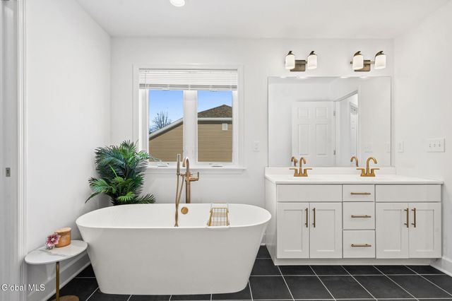 21 Bergen Place, Niskayuna, NY 12309