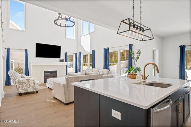 21 Bergen Place, Niskayuna, NY 12309