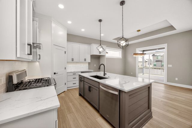 704 NE Doe Pointe Drive, Ankeny, IA 50021