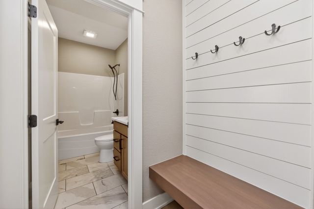 704 NE Doe Pointe Drive, Ankeny, IA 50021