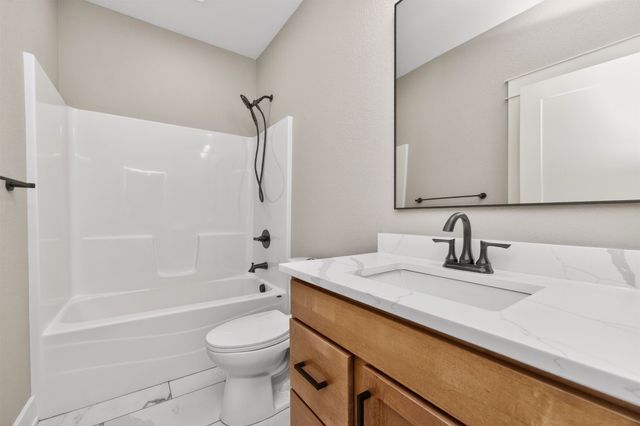 704 NE Doe Pointe Drive, Ankeny, IA 50021