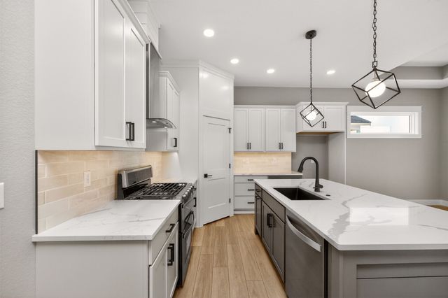 704 NE Doe Pointe Drive, Ankeny, IA 50021