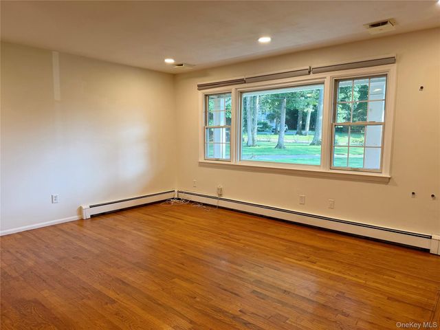 7 Gables Court, Dix Hills, NY 11746