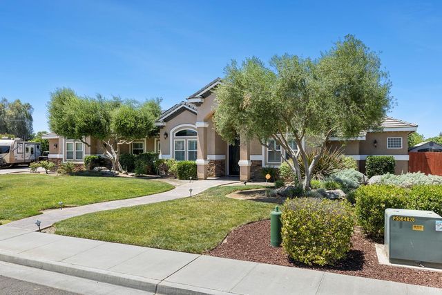 2722 Meadow Court, Hanford, CA 93230