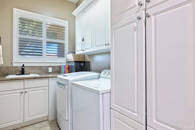 2722 Meadow Court, Hanford, CA 93230