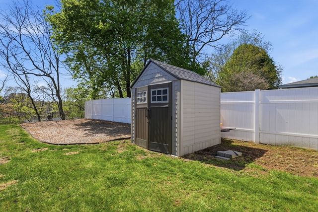 8 Lisa Rd, Peabody, MA 01960