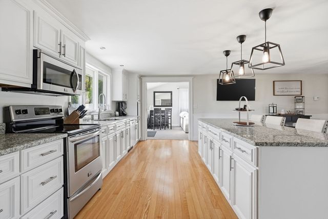 8 Lisa Rd, Peabody, MA 01960