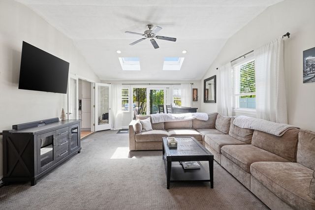 8 Lisa Rd, Peabody, MA 01960